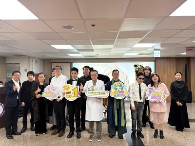 圖1-新北聯醫讓愛飛翔感恩音樂會吳茲端副院長與全體演奏者合影