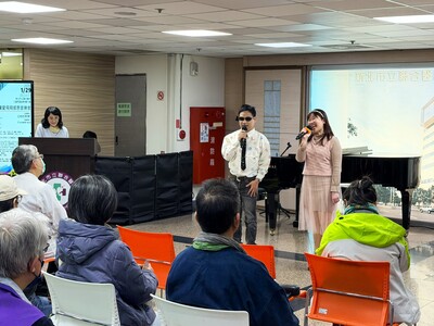 圖3-新北聯醫讓愛飛翔感恩音樂會吳茲端副院長視障歌手獻唱