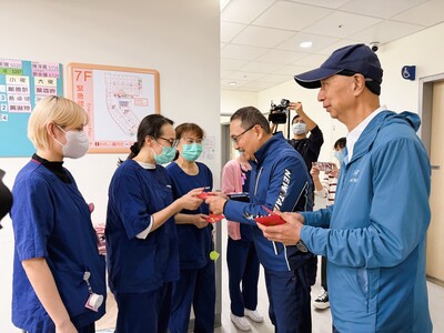 圖2-除夕致敬堅守第一線 侯市長慰勉新北聯醫醫療團隊