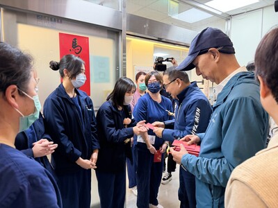 圖3-除夕致敬堅守第一線 侯市長慰勉新北聯醫醫療團隊