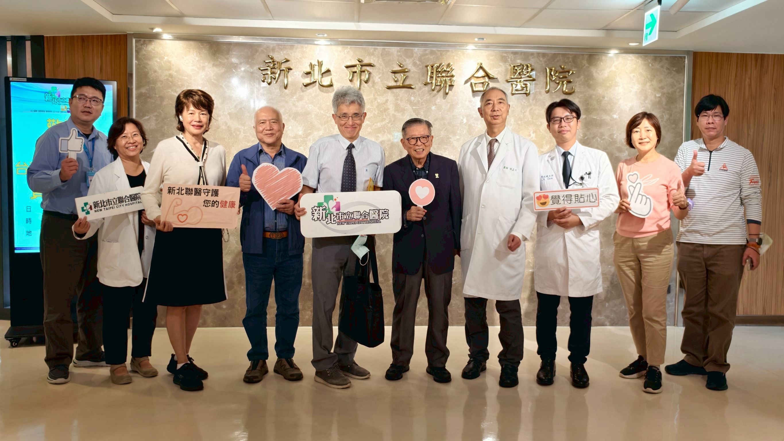 社團法人台灣全人照顧協會捐贈儀式合影