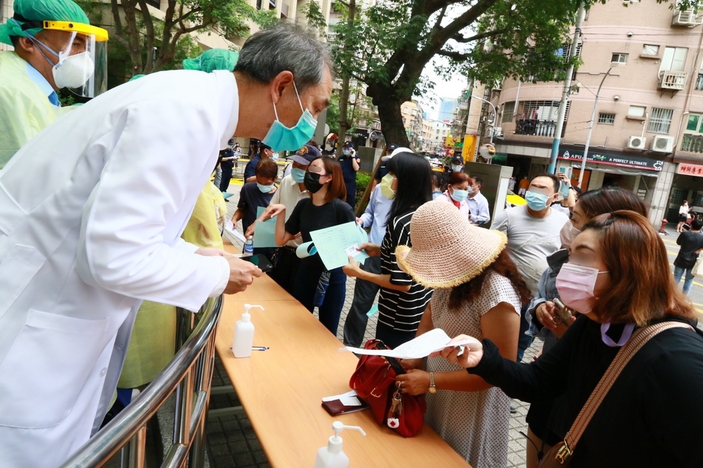 項正川院長站在第一線協助解決篩檢民眾問題。